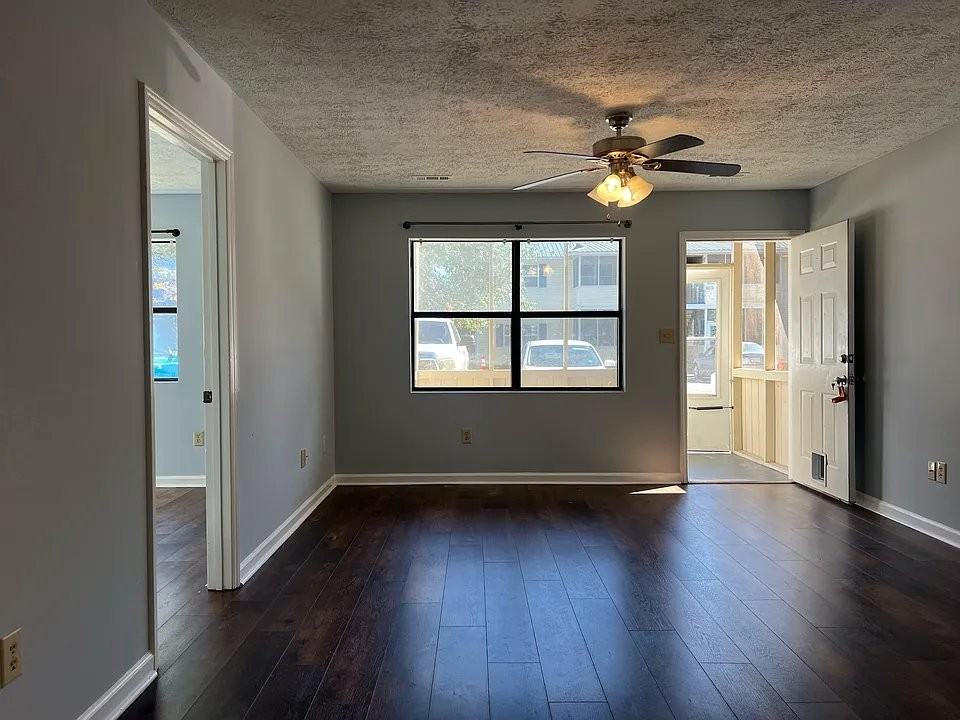 1240 Shalom Dr - Photo 4 of 15