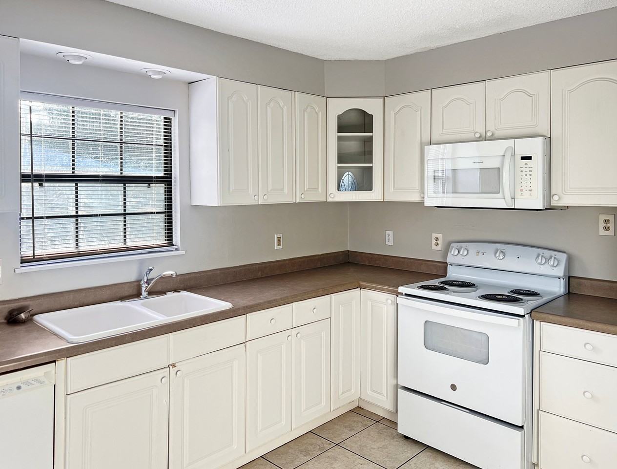 1101 Isbell St - Photo 6 of 10