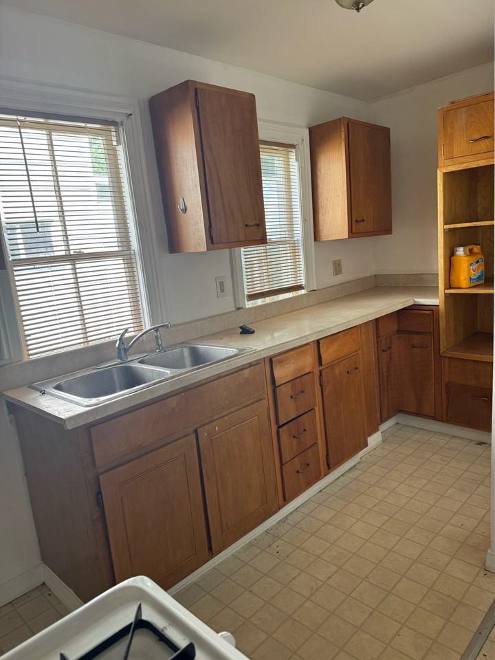321 Expense St #1 - Photo 6 of 8