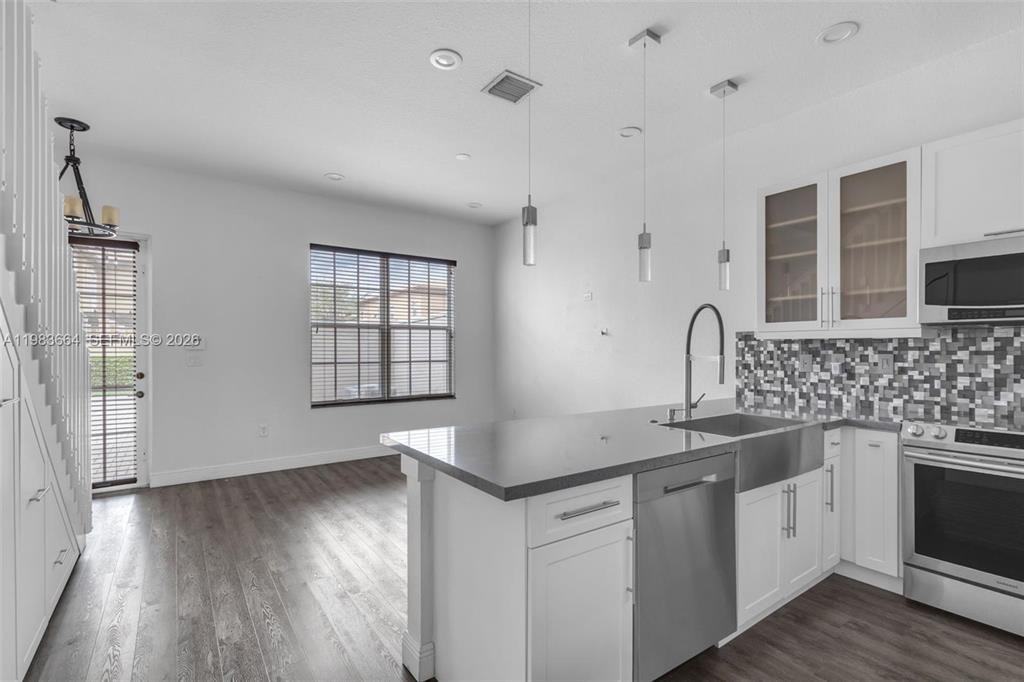 624 Sw 147th Ave - Photo 2 of 8