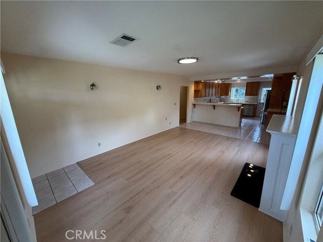 385 Eaton Dr - Photo 2 of 8