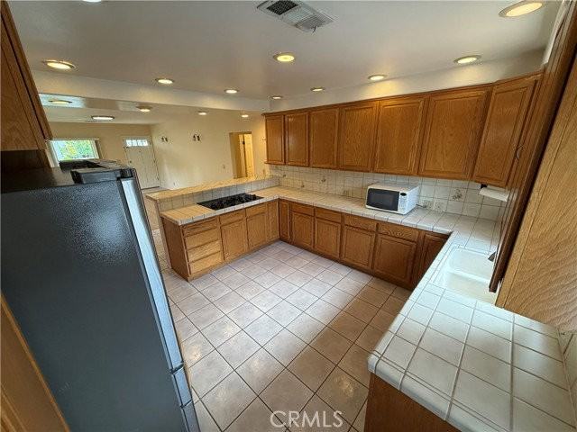 385 Eaton Dr - Photo 4 of 8