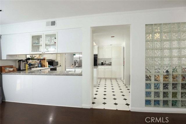 1412 N Louise St - Photo 3 of 8