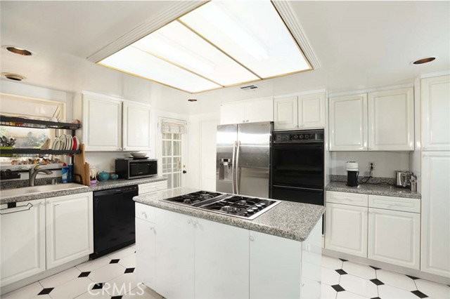 1412 N Louise St - Photo 4 of 8