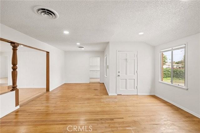 18418 Sylvan St - Photo 2 of 8