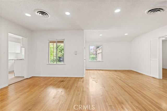 18418 Sylvan St - Photo 3 of 8