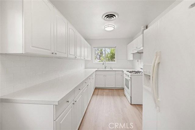 18418 Sylvan St - Photo 4 of 8