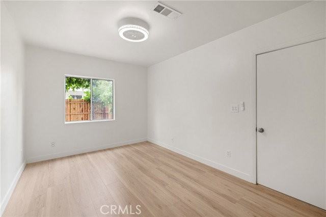 18418 Sylvan St - Photo 7 of 8