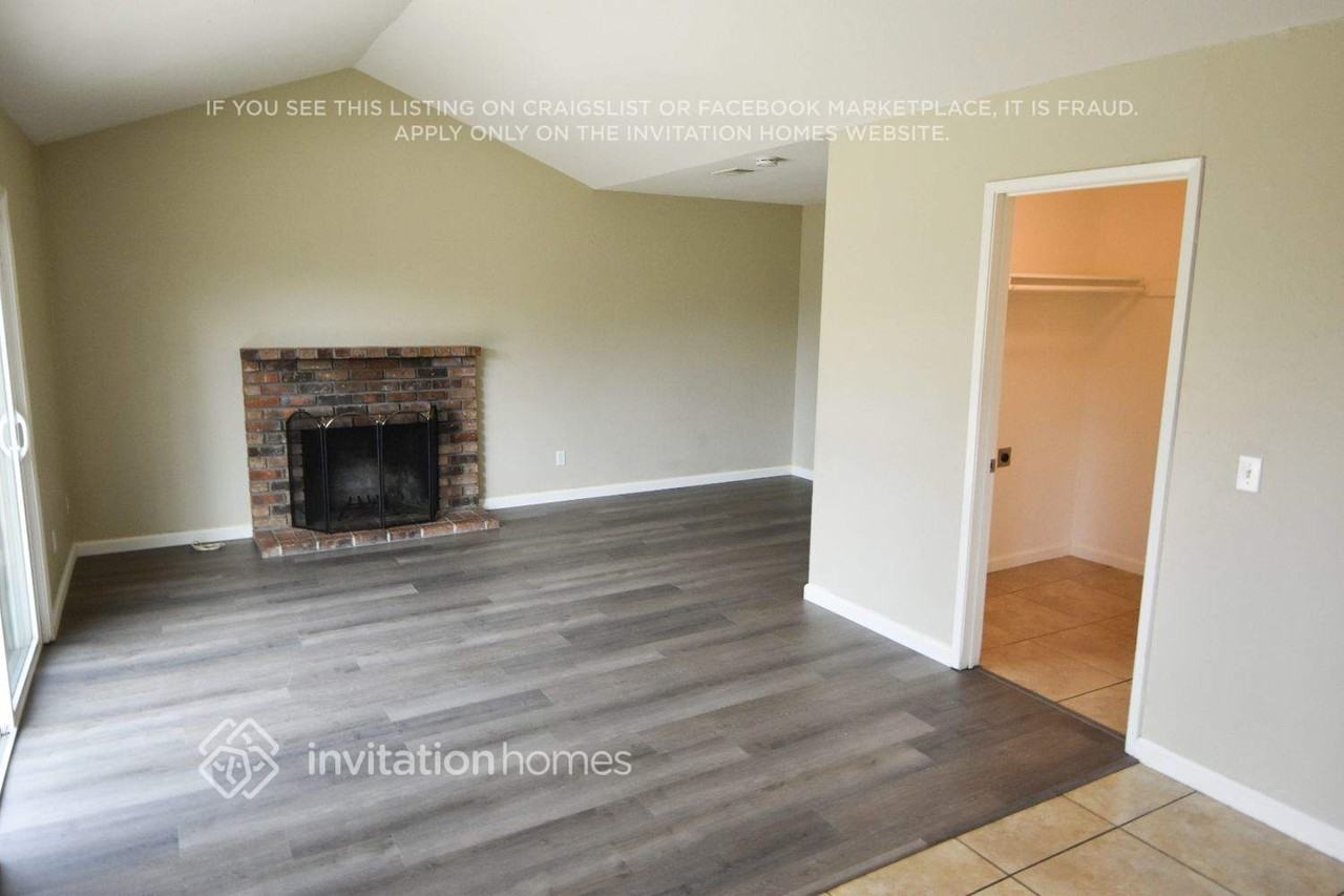 560 E Wigeon Way - Photo 3 of 10