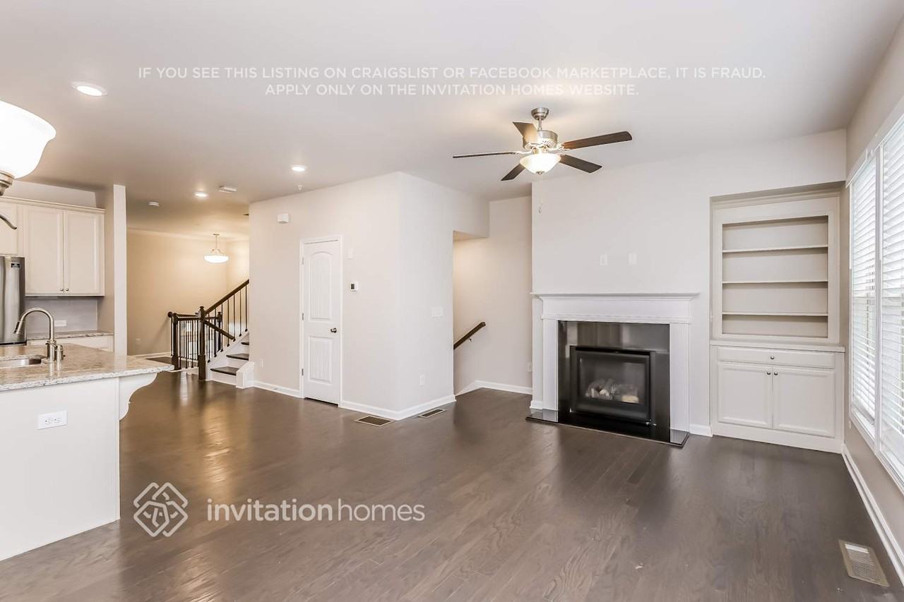 402 Montclair Ct - Photo 3 of 16