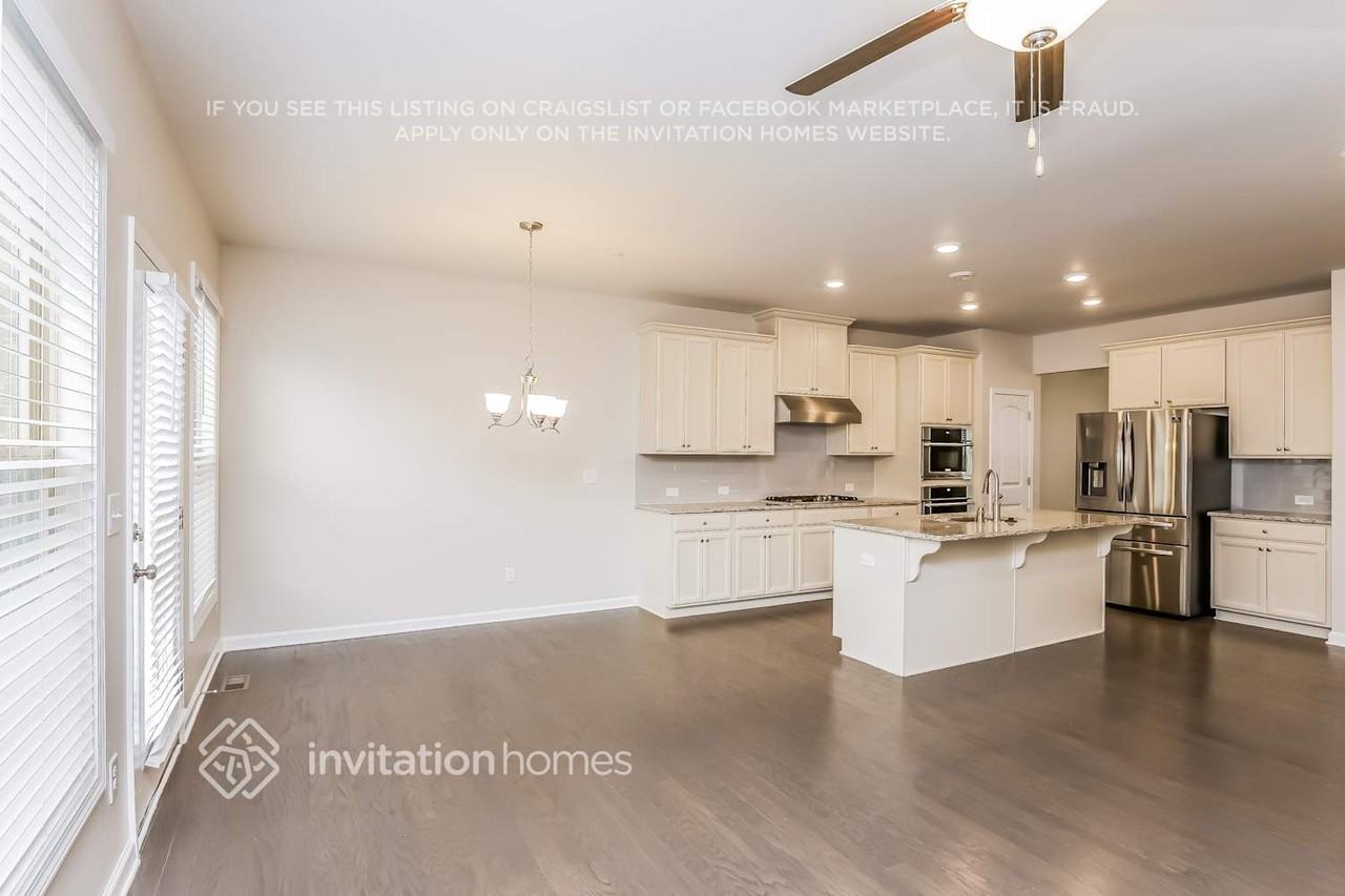 402 Montclair Ct - Photo 4 of 16