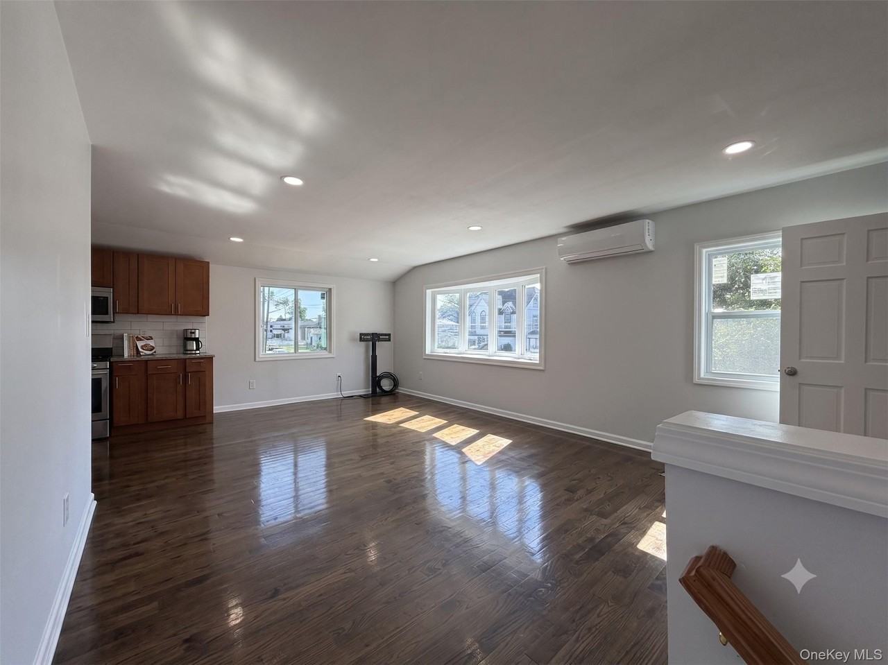 14302 222nd St - Photo 4 of 11