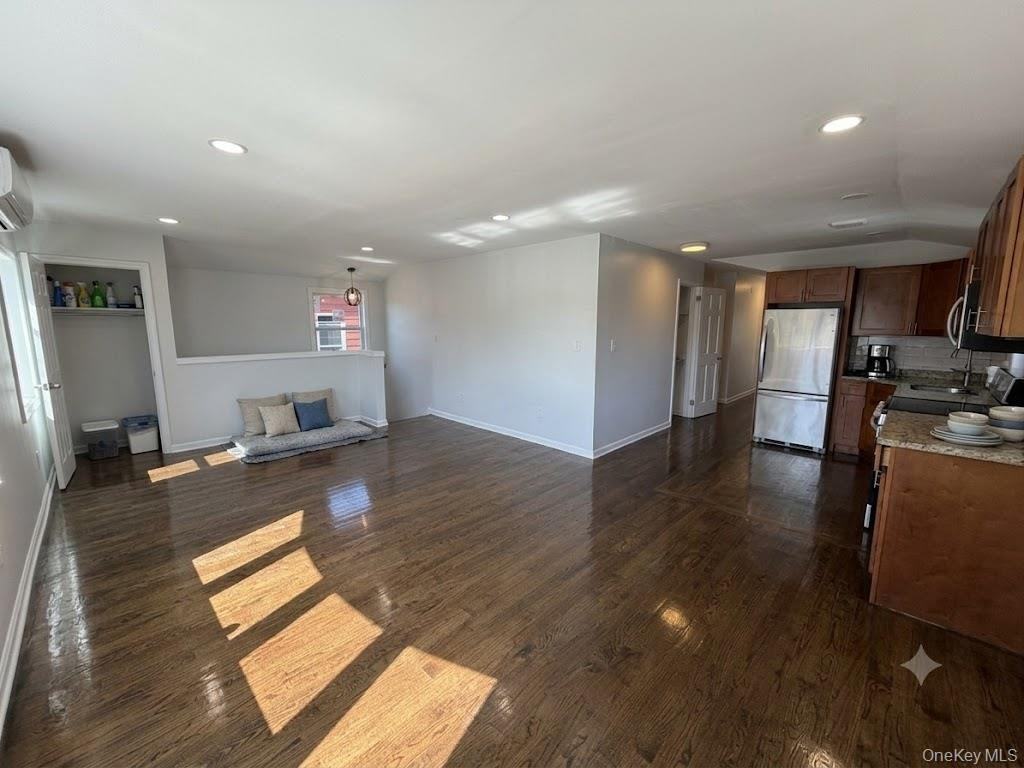 14302 222nd St - Photo 5 of 11
