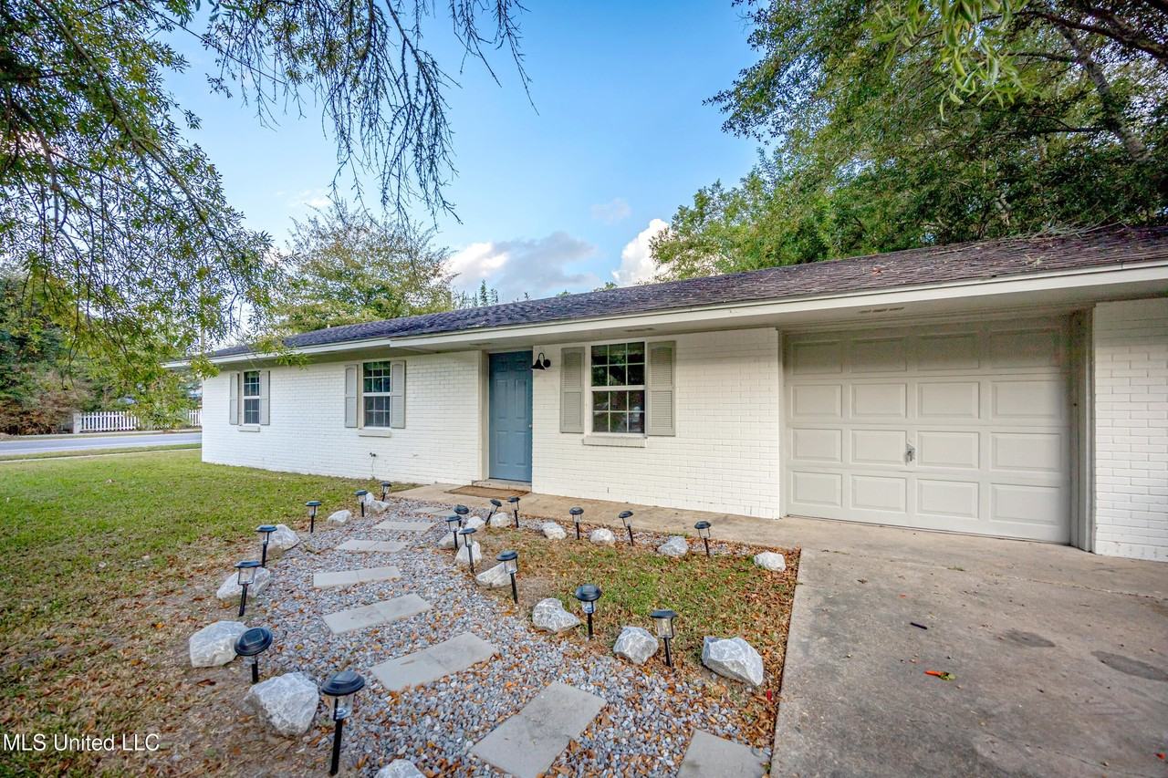 201 Audrey Cir - Photo 3 of 50