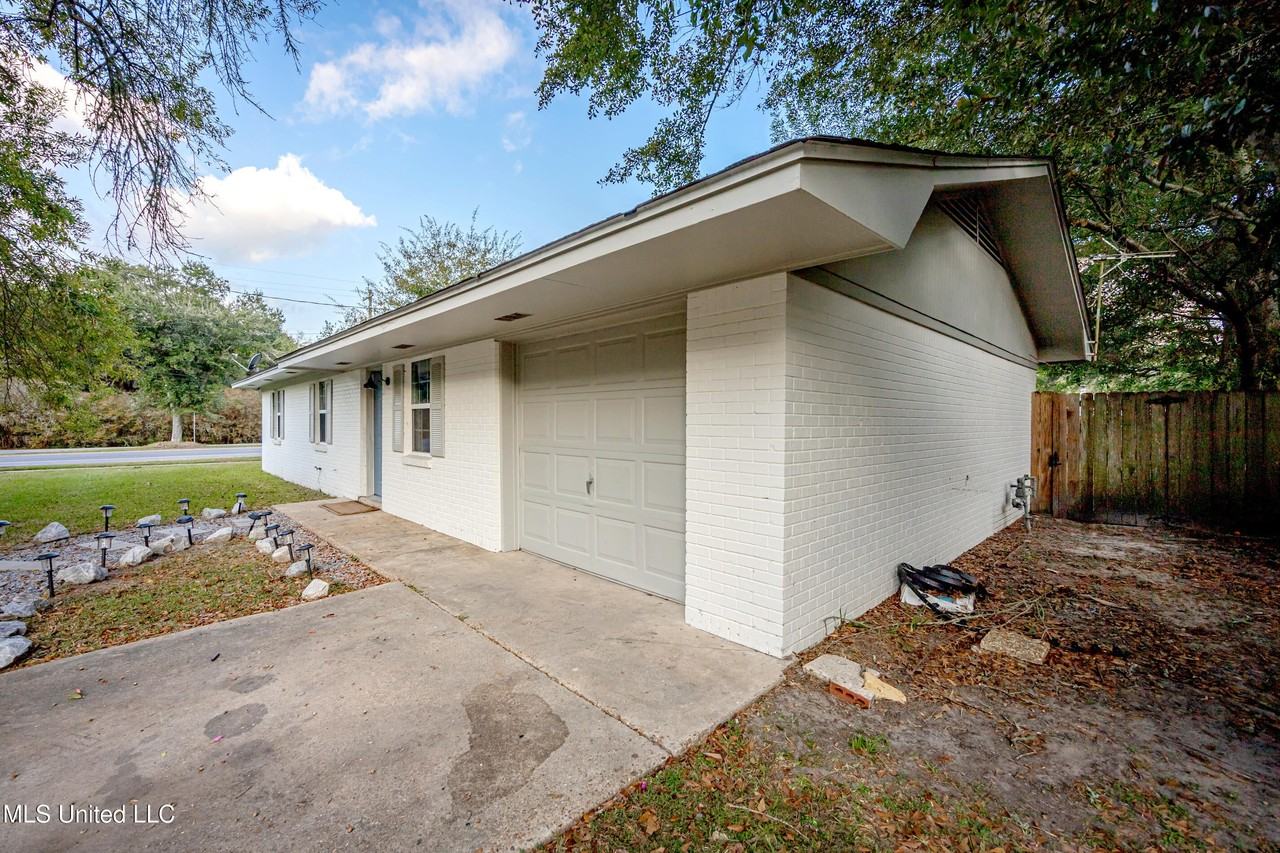 201 Audrey Cir - Photo 4 of 50