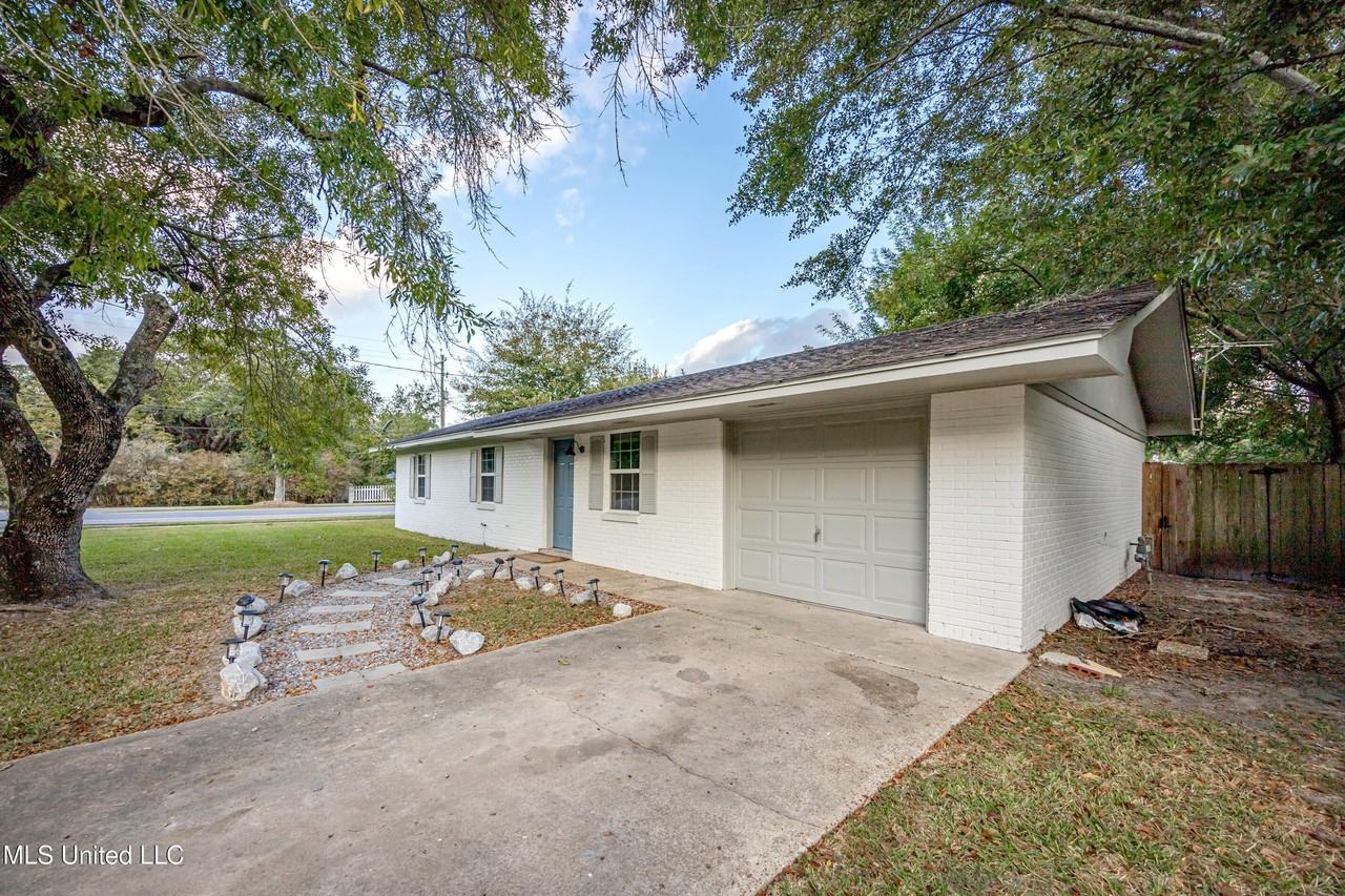 201 Audrey Cir - Photo 5 of 50