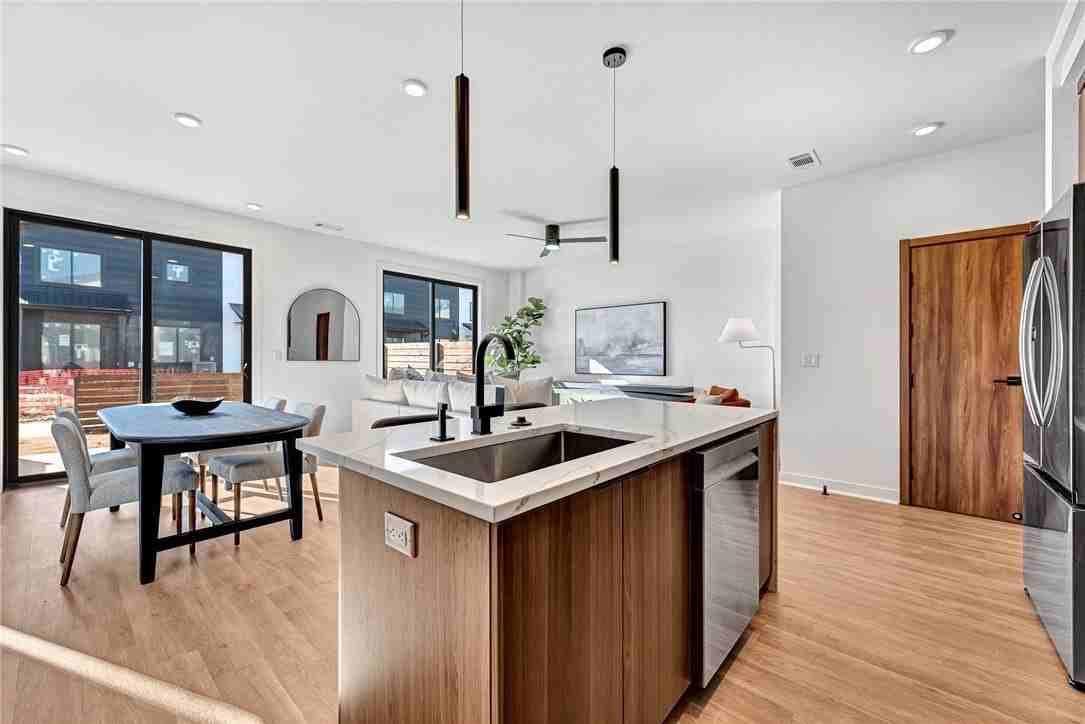 1111 Emilia Ave - Photo 4 of 40