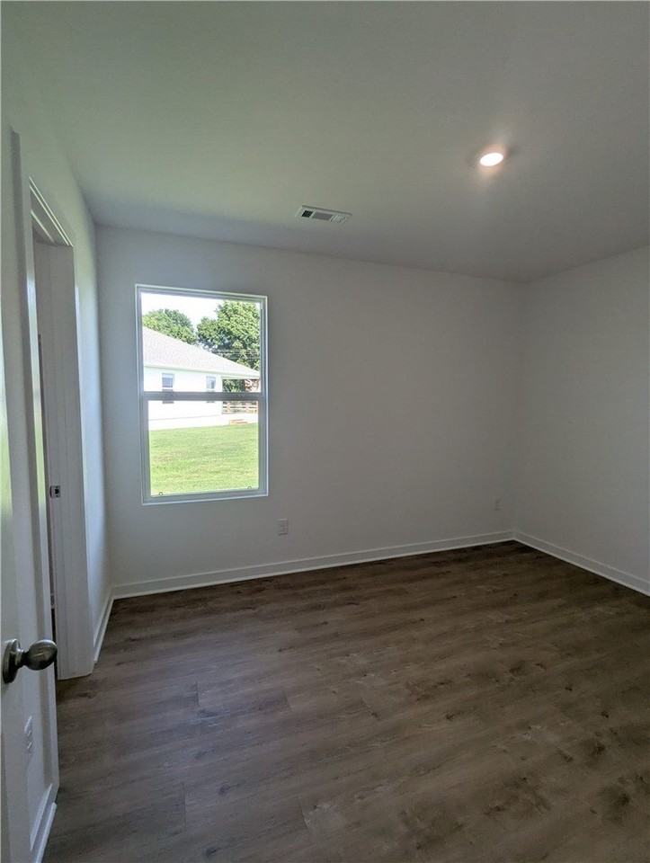 1040 Rentley St - Photo 4 of 22