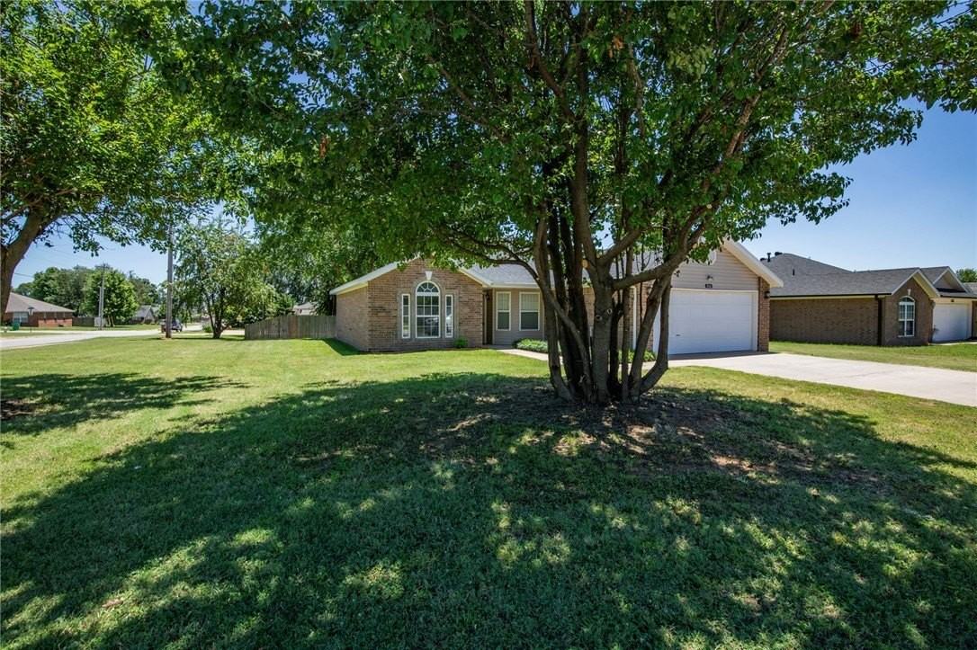 610 Maplewood Dr - Photo 2 of 18