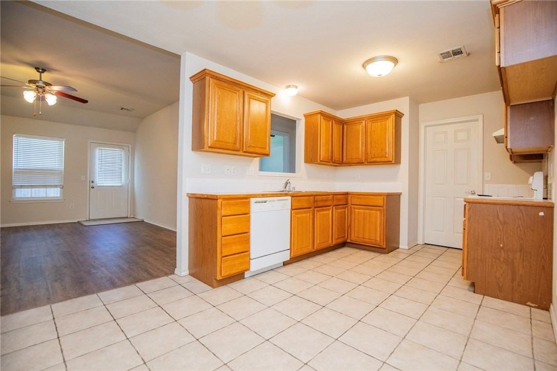 610 Maplewood Dr - Photo 3 of 18