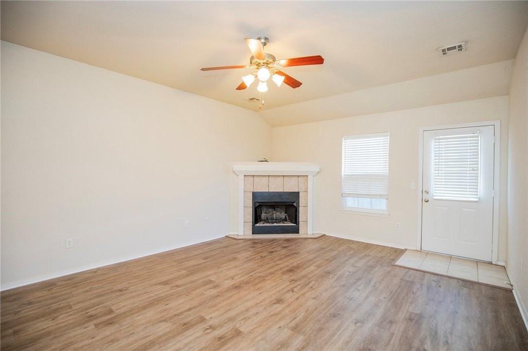 610 Maplewood Dr - Photo 4 of 18