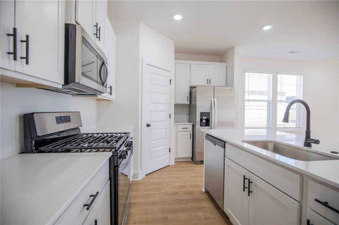 136 S Broyles Ave - Photo 2 of 17