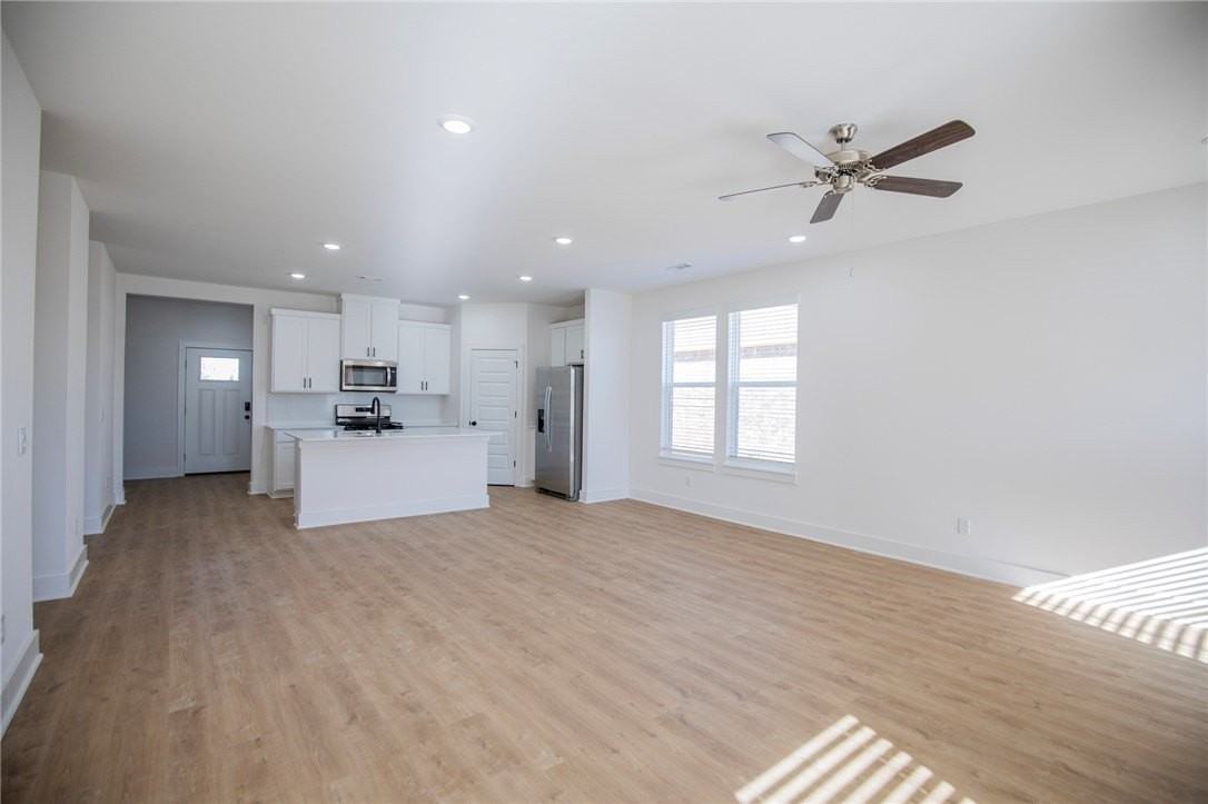 136 S Broyles Ave - Photo 3 of 17