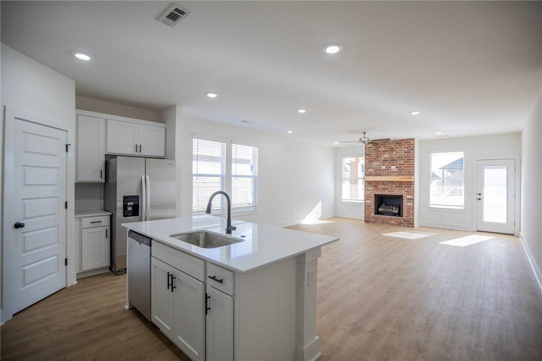 136 S Broyles Ave - Photo 5 of 17