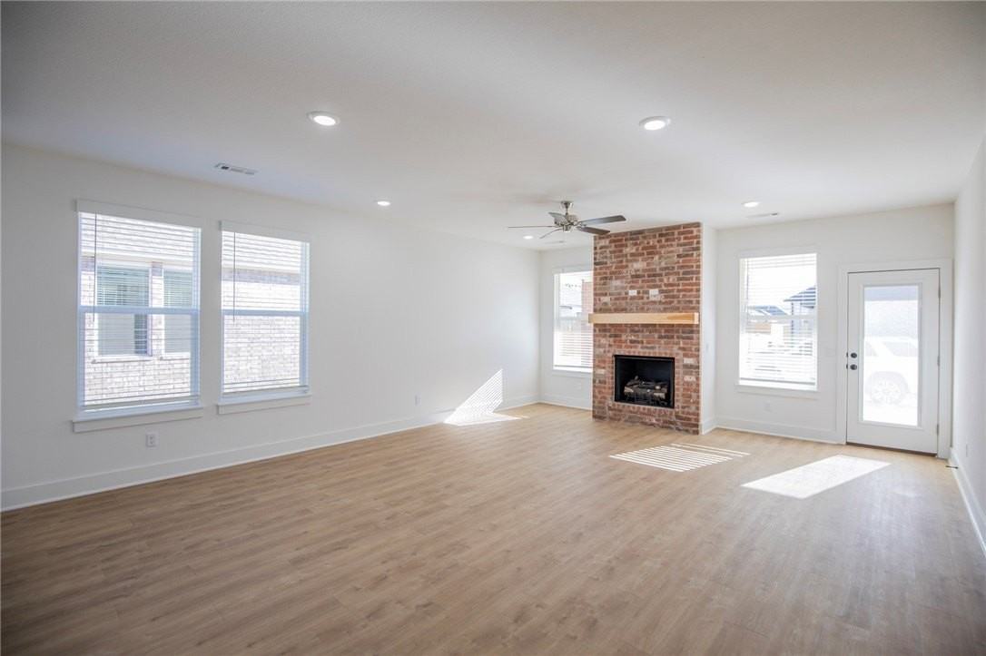 136 S Broyles Ave - Photo 6 of 17