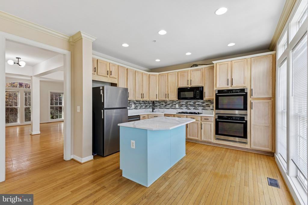 43809 Water Bay Ter - Photo 2 of 24