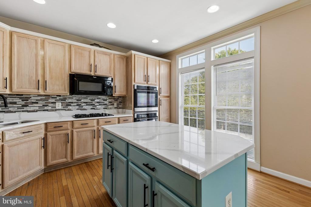 43809 Water Bay Ter - Photo 3 of 24