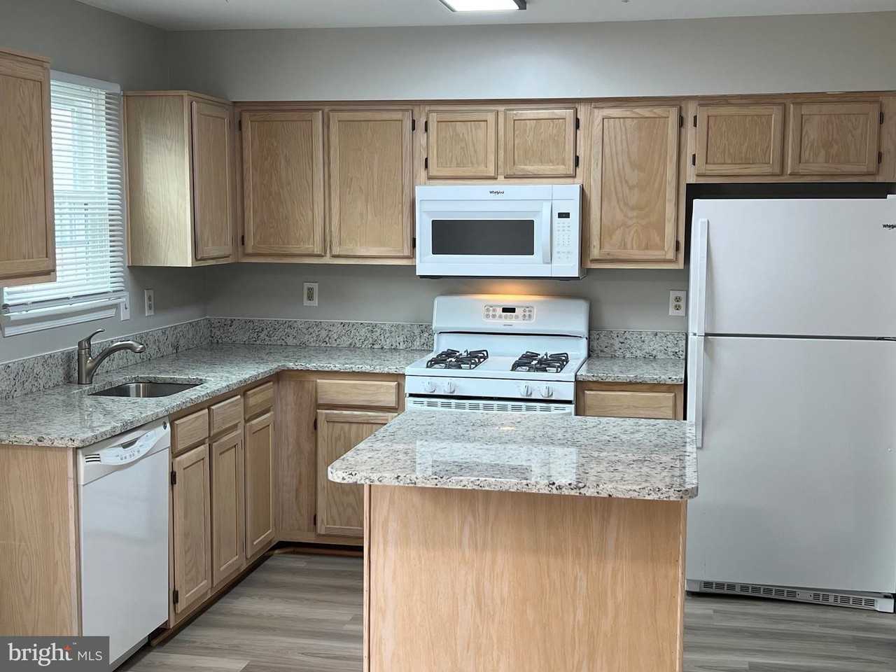 1031 Murdoch Ct - Photo 7 of 28