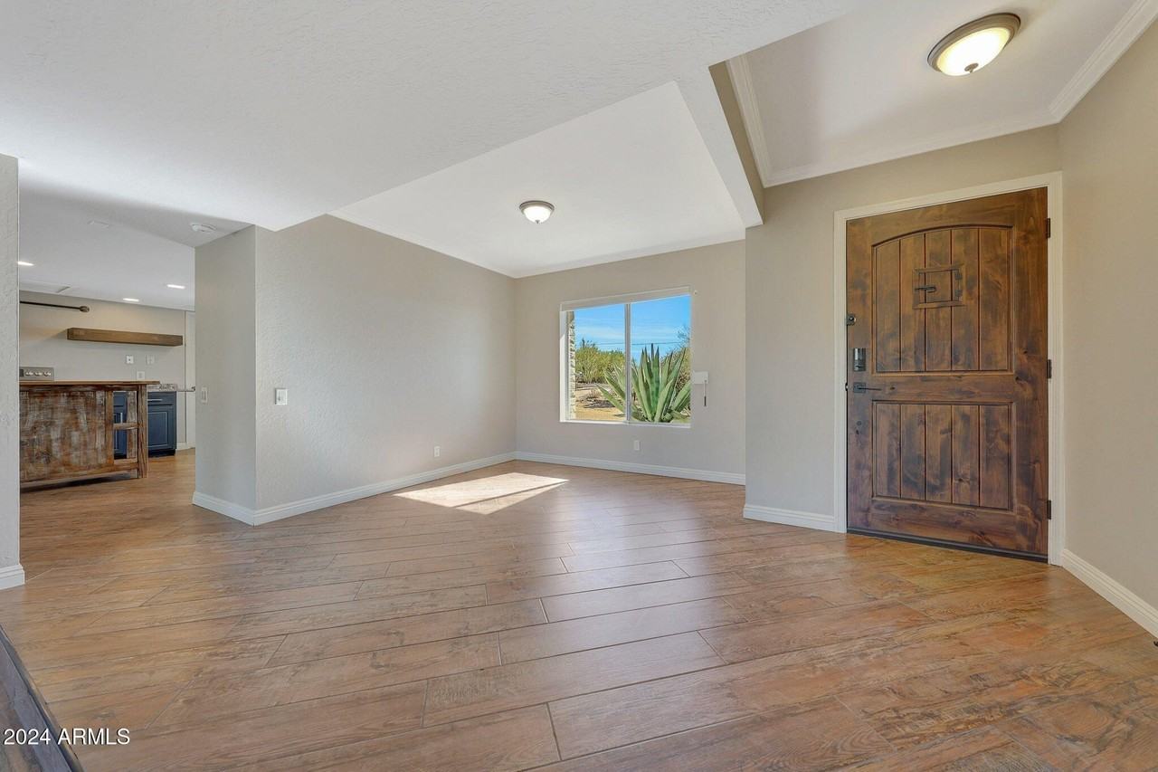 6914 E Highland Rd - Photo 7 of 46