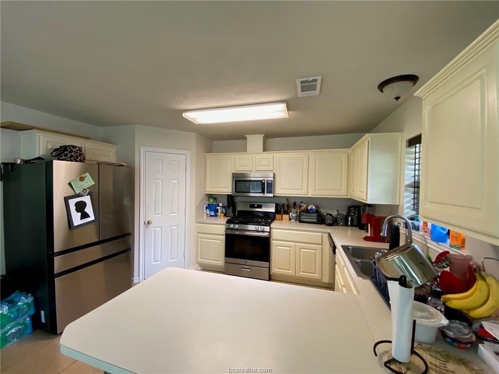 1206 Mullins Ct - Photo 5 of 24