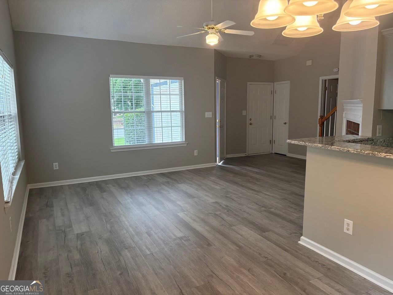 565 N Fairfield Dr - Photo 2 of 19