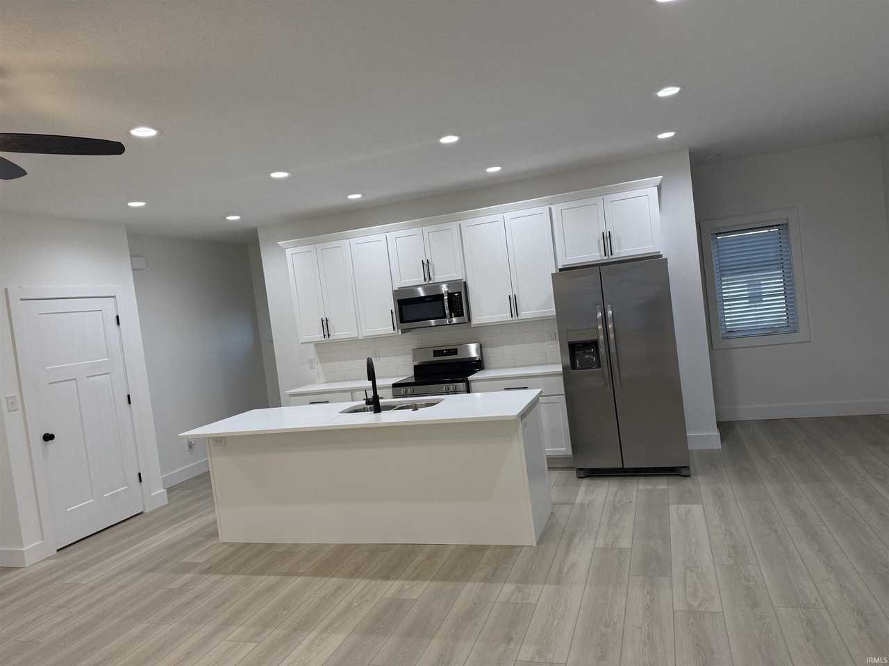 371 W Country Club Dr - Photo 6 of 9