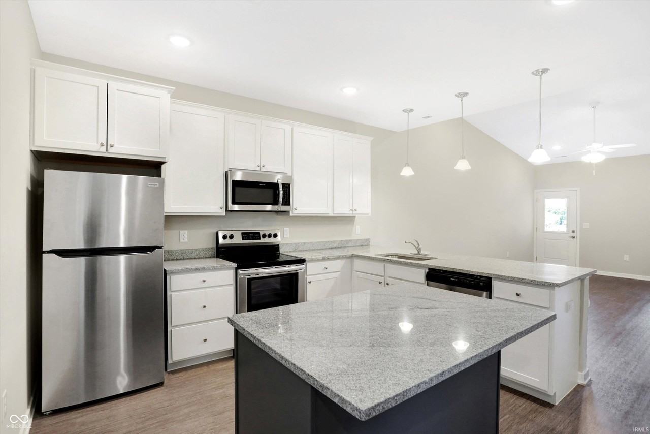 1905 Chambers Dr - Photo 2 of 13