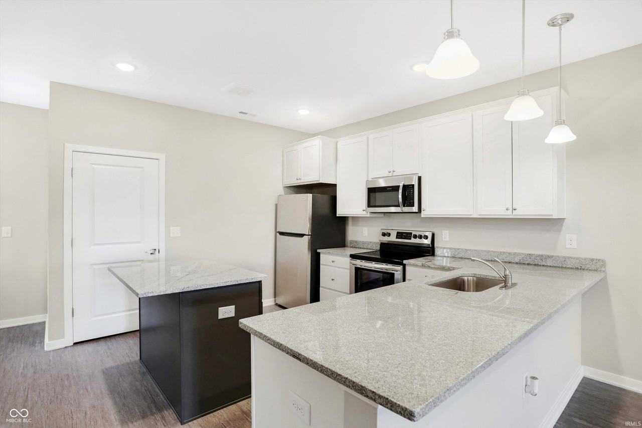 1905 Chambers Dr - Photo 3 of 13