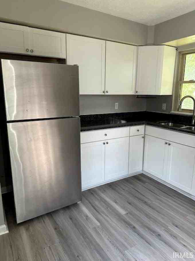 1326 N Woodburn Ave - Photo 4 of 13