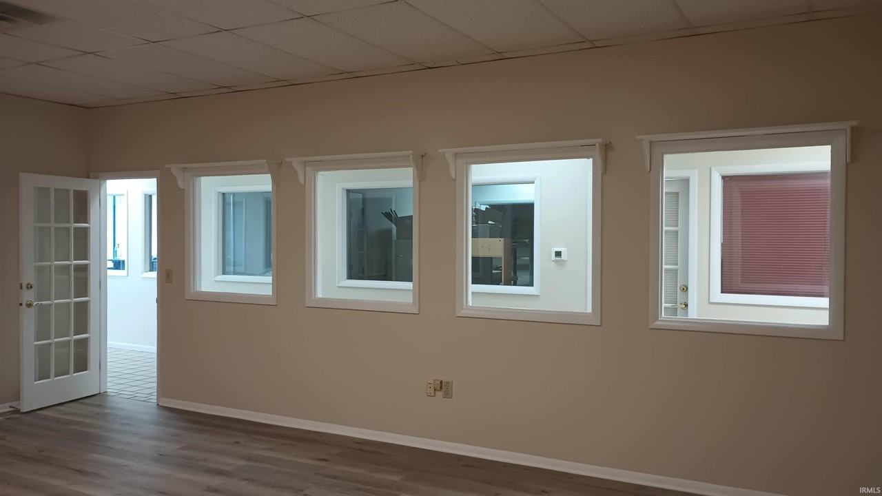 323 E Winslow Rd - Photo 4 of 11
