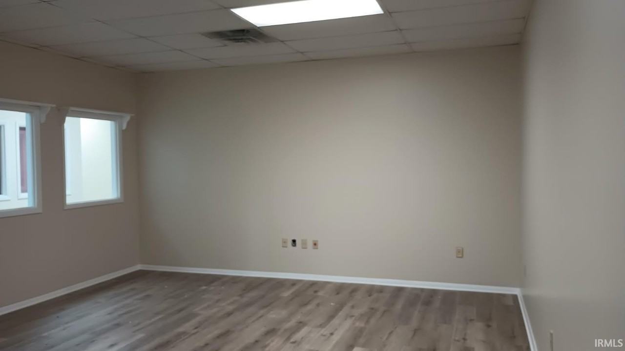 323 E Winslow Rd - Photo 5 of 11