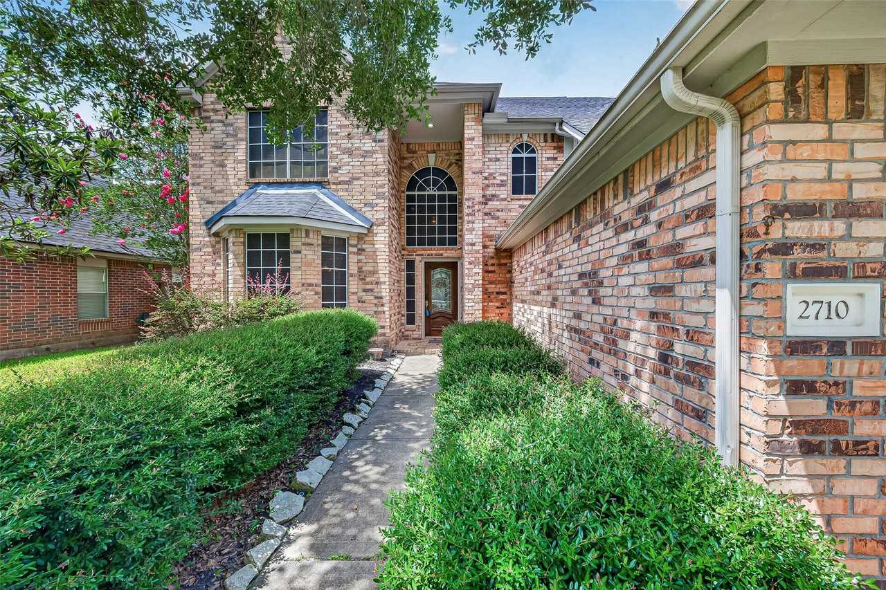 2710 Five Oaks Dr - Photo 5 of 49