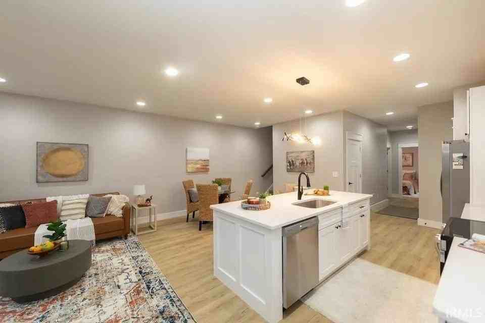 306 N Jefferson St - Photo 2 of 15