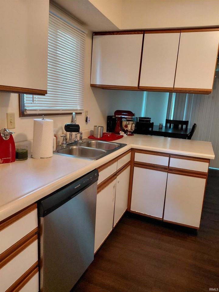402 S Village Ct - Photo 2 of 16