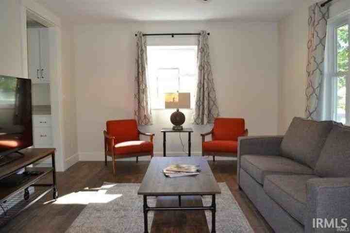 124 N Bryan Ave - Photo 3 of 15