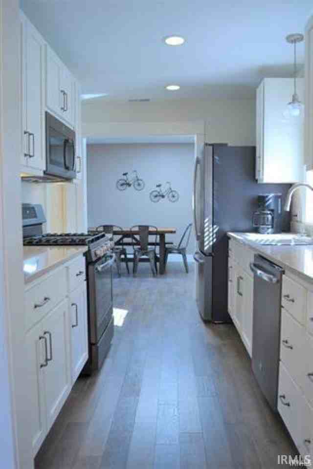 124 N Bryan Ave - Photo 4 of 15