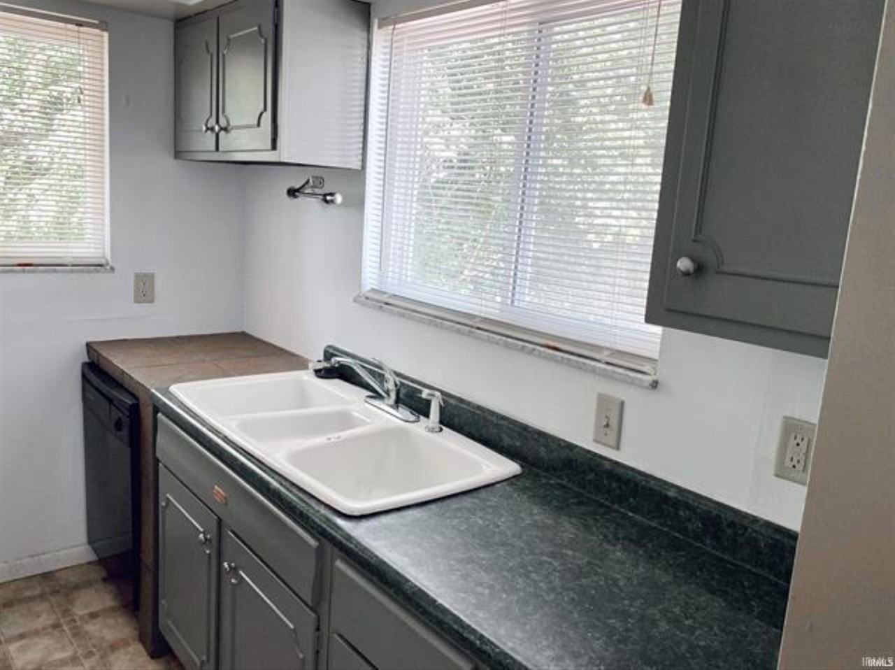 429 N Clark St - Photo 6 of 29