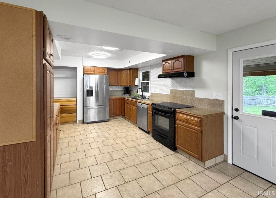 205 S Bryan Ave - Photo 3 of 22