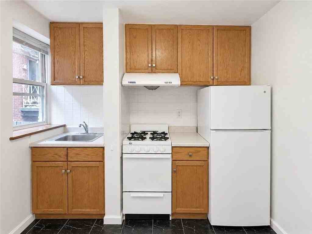 180 Mulberry St #4R - Photo 4 of 5