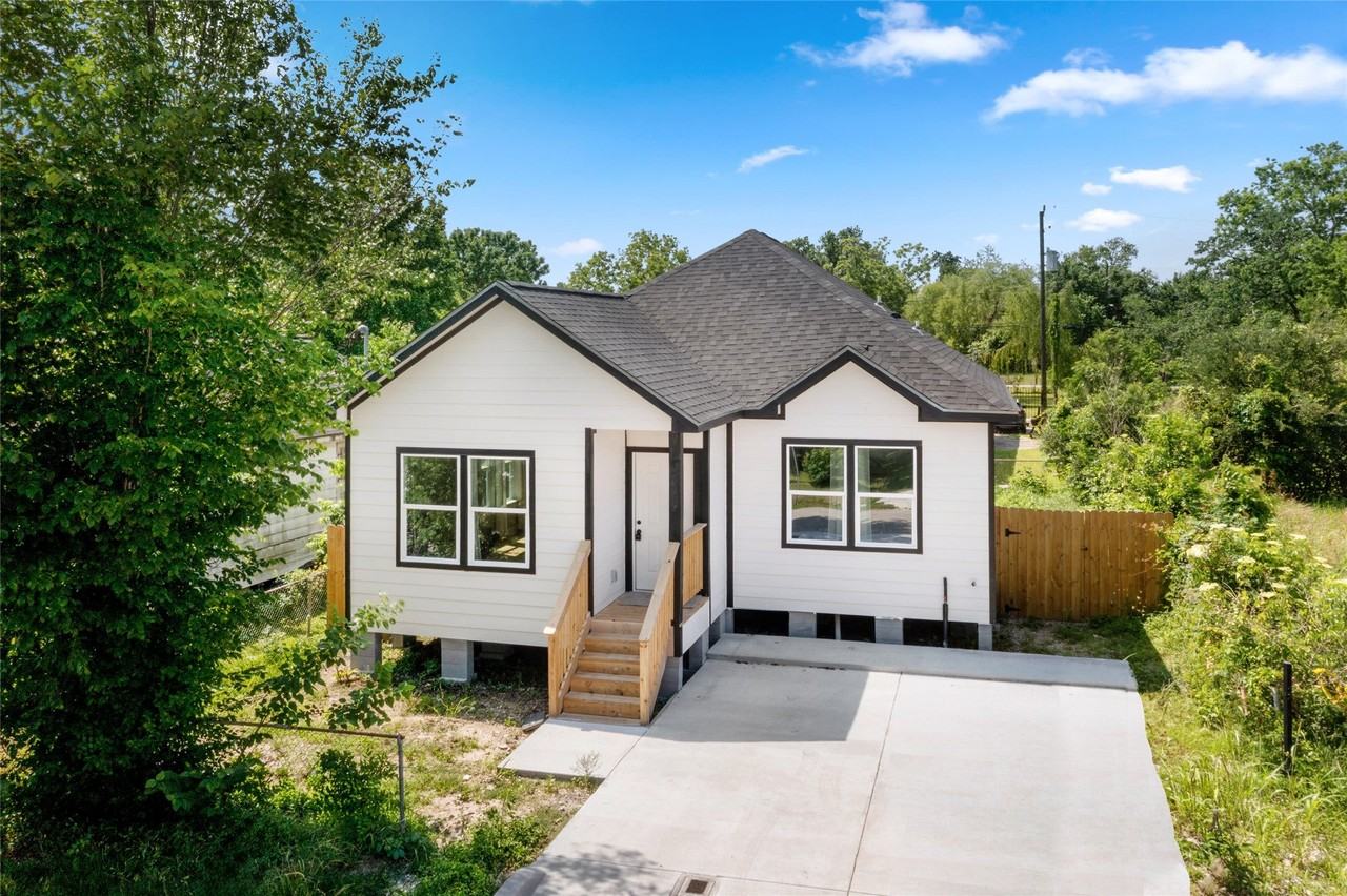 3220 Josephine St - Photo 2 of 24